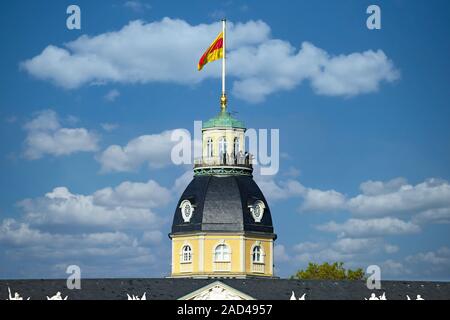 Karlsruhe, Allemagne - Octobre 2019 : tour baroque de Karlsruhe Palace avec vue sur les personnes en face de ciel bleu Banque D'Images