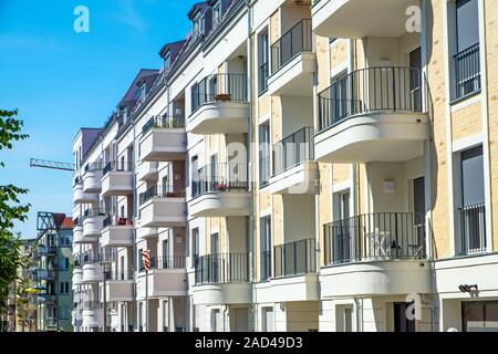 Une rangée de nouvelles maisons de vacances vu à Berlin, Allemagne Banque D'Images