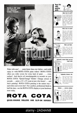 Une publicité des années 1960 pour Rota Cota rouleaux à peinture - il est apparu dans un magazine australien en 1962. Il a une photo d'un couple heureux de peindre leur mur et l'évolution des manches à rouleaux (couvercles). Les illustrations montrent la polyvalence de l'utilisation de rouleaux à peinture à l'intérieur et l'extérieur de la maison. Banque D'Images