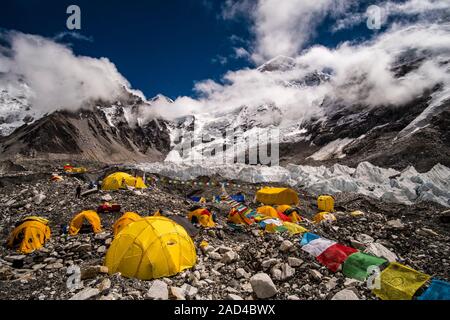 Tentes mis en place à l'Everest Camp de Base sur le glacier de Khumbu, Mt. Everest derrière couvert par les nuages de mousson Banque D'Images
