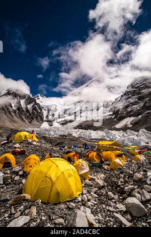 Tentes mis en place à l'Everest Camp de Base sur le glacier de Khumbu, Mt. Everest derrière couvert par les nuages de mousson Banque D'Images
