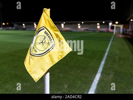 Burton upon Trent, Royaume-Uni. 06Th Dec, 2019. 3 décembre 2019 ; stade de Pirelli, Burton upon Trent, Staffordshire, Angleterre ; Ligue anglaise un Foot, Burton Albion contre Southend United, un poteau de coin avec l'emblème de l'équipe Burton Albion - strictement usage éditorial uniquement. Pas d'utilisation non autorisée avec l'audio, vidéo, données, listes de luminaire, club ou la Ligue de logos ou services 'live'. En ligne De-match utilisation limitée à 120 images, aucune émulation. Aucune utilisation de pari, de jeux ou d'un club ou la ligue/player Crédit : publications Plus Sport Action Images/Alamy Live News Banque D'Images