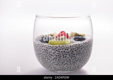 Chia poudding petit-déjeuner sain composé de kiwi et fruits bleuets isolated on white Banque D'Images