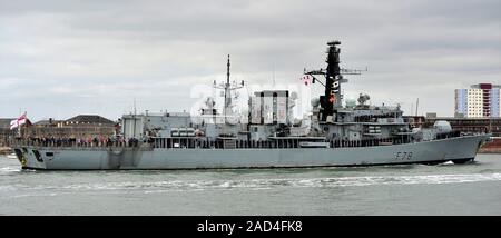 AJAXNETPHOTO. Mai 15th, 2015. PORTSMOUTH, Angleterre. - Retour de la frégate . - HMS Kent revenant du récent déploiement au Moyen-Orient. photo:TONY HOLLAND/AJAX REF:38024 SRD151505 Banque D'Images