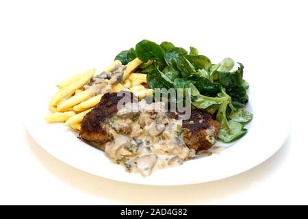 La forme de doigts avec boulettes boulettes de pommes de terre, salade de maïs et la sauce aux champignons à la crème Banque D'Images