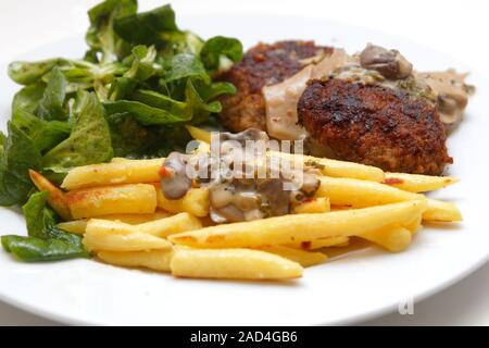 La forme de doigts avec boulettes boulettes de pommes de terre, salade de maïs et la sauce aux champignons à la crème Banque D'Images