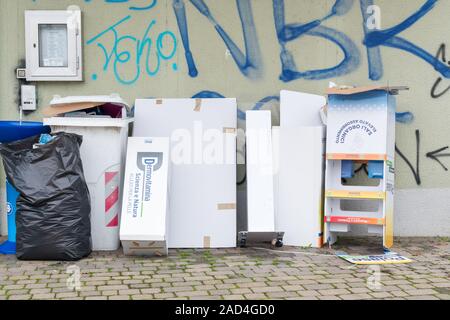 Milan, Italie - 02 décembre 2019 : la collecte sélective des déchets, les bacs à ordures big white papier plein d'ordures Banque D'Images