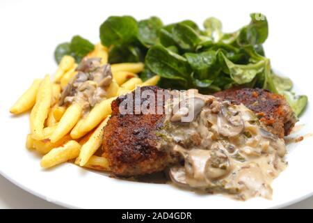 La forme de doigts avec boulettes boulettes de pommes de terre, salade de maïs et la sauce aux champignons à la crème Banque D'Images