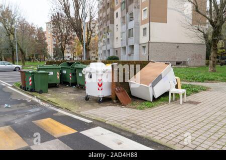 Milan, Italie - 02 décembre 2019 : la collecte sélective des déchets des bacs. Banque D'Images
