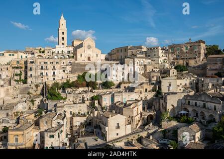 Voir l'ensemble de la Via Piave Sasso Barisano à la Cathédrale de Matera sur la Piazza Duomo dans le quartier de sassi de Matera, Basilicate région, le sud de l'Italie Banque D'Images