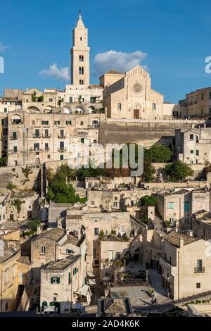 Voir l'ensemble de la Via Piave Sasso Barisano à la Cathédrale de Matera sur la Piazza Duomo dans le quartier de sassi de Matera, Basilicate région, le sud de l'Italie Banque D'Images