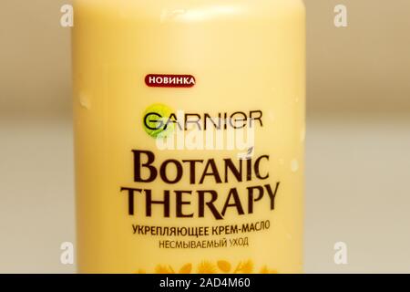 Tioumen, Russie - 25 novembre 2019 : thérapie botanique garnier . Cheveux shampooing Garnier thérapie botanique Banque D'Images