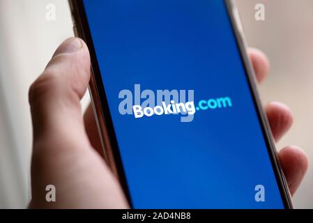 Berlin - 28 NOVEMBRE : logo Booking.com À L'Écran du téléphone Mobildec à Berlin Le 28 novembre. 2019 Allemagne. Booking.com est un site Web d'agrégateur de tarifs de voyage Banque D'Images