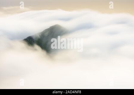 L'humeur de brouillard dans les montagnes, Flakstadsoeya, Lofoten, Norvège Banque D'Images