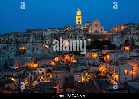 Vue de nuit via l'ensemble de la cathédrale de Matera Sasso Barisano dans quartier de sassi de Matera, Basilicate région, le sud de l'Italie Banque D'Images
