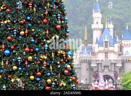 Hong KONG - NOVEMBRE 2015 : arbre de Noël et château rose à Disney Land avant le nouvel an et les vacances d'hiver à Hong Kong en novembre 2014 en Chine Banque D'Images