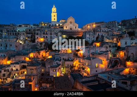 Vue de nuit via l'ensemble de la cathédrale de Matera Sasso Barisano dans quartier de sassi de Matera, Basilicate région, le sud de l'Italie Banque D'Images