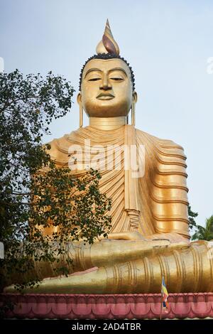 Le plus grand bouddha assis au Sri Lanka. Situé au Temple Wewurukannala Vihara près de Tangalle Banque D'Images