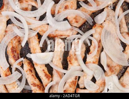 Bandes de viande à l'oignon frit dans une casserole Banque D'Images