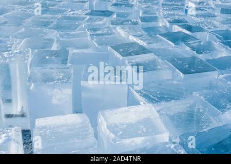 Blocs carrés de glace en hiver. La texture de la glace en hiver. Carrelets pour faire des sculptures de glace Banque D'Images