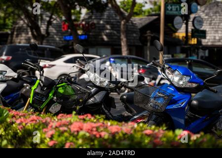 KRABI, THAÏLANDE - 10 juillet, 2019. Place de parking bondé d'habitude à Krabi avec plein de motos. Beaucoup de motos en stationnement trottoir en lignes en Banque D'Images