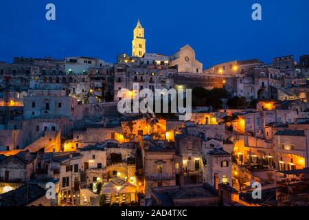 Vue de nuit via l'ensemble de la cathédrale de Matera Sasso Barisano dans quartier de sassi de Matera, Basilicate région, le sud de l'Italie Banque D'Images