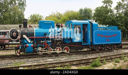 Nizhny Novgorod, Russie - 20 juil 2019 : Nizhny Novgorod chemin de fer pour enfants. Locomotive à vapeur miniature est sur l'entretien préventif et se tient sur th Banque D'Images