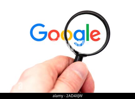 NY - NOV 25: Nouveau Logotype GOOGLE avec loupe devant le moniteur, Google Page d'accueil le 25 novembre. 2019 aux États-Unis Banque D'Images