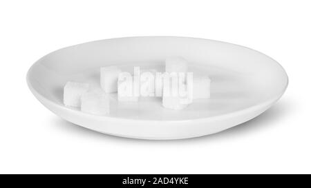 Des morceaux de sucre sur une plaque blanche Banque D'Images