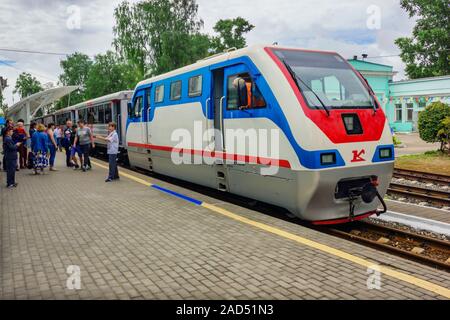 Nizhny Novgorod, Russie - 20 juil 2019 : Nizhny Novgorod chemin de fer pour enfants. Moteurs diesel de locomotives, wagons et les passagers à la station terminale Banque D'Images