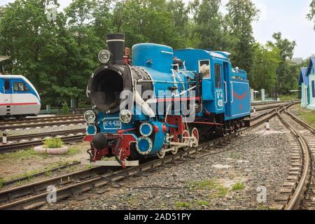 Nizhny Novgorod, Russie - 20 juil 2019 : Nizhny Novgorod chemin de fer pour enfants. Locomotive à vapeur miniature est sur l'entretien préventif Banque D'Images