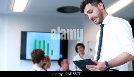 Businessman using tablet in modern office Banque D'Images