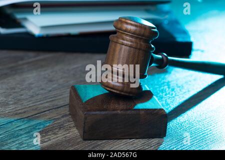 Marteau du juge sur la table en bois Banque D'Images