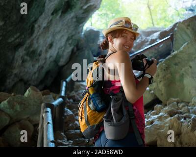 Fille avec caméra dans cave Banque D'Images