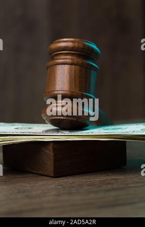 Hammer sur les billets à table Banque D'Images