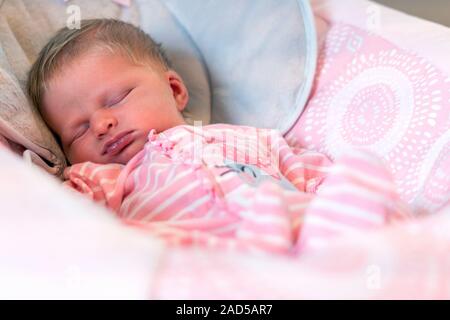 Jeune bébé dormir paisiblement à videur Banque D'Images