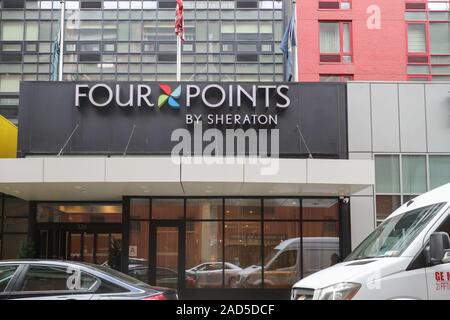 New York le 28 novembre 2019 : Signe de Four Points Sheraton de Manhattan Plaza à New York, l'établissement Four Points Sheraton est une marque d'hôtels busin ciblées Banque D'Images