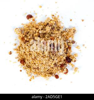 Poignée de muesli isolé sur fond blanc, alimentation saine alimentation avec des flocons d'avoine, les noix, les fruits secs Banque D'Images