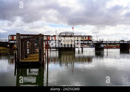 Le train de passagers Lowestoft à Ipswich traversant le pont tournant, au large d'Oulton Suffolk Angleterre Banque D'Images