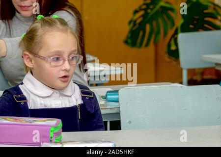 Chapaevsk, région de Samara, Russie - 15 octobre 2019 : École primaire de la ville de Chapaevsk. Portrait d'une petite fille d'écolière dans les verres lors d'une Banque D'Images