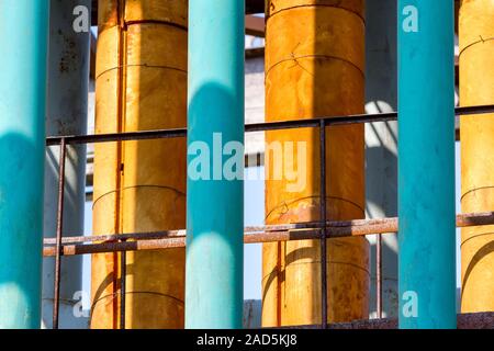 Close up image de tuyaux en acier jaune et bleu sur le chantier de construction. Concept industriel. Banque D'Images
