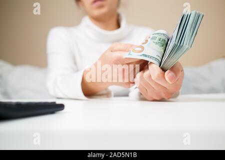 Affaires, finance, l'épargne, des banques et des personnes concept - close up of woman mains comptant us dollar argent Banque D'Images