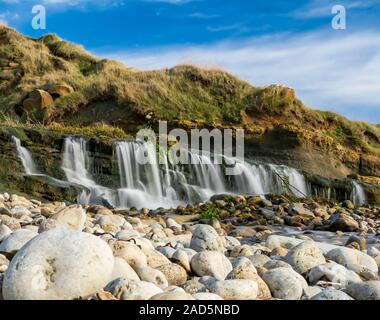 Chute d'eau à Osmington Mills beach Banque D'Images