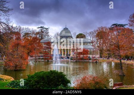 Madrid, Espagne, le 30 novembre 2019 : le palais de cristal dans le parc du Retiro à Madrid. Voir avec les gens de couleur d'automne, les arbres, les plantes et l'environnement. Banque D'Images