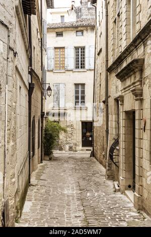 Ruelle pittoresque à Uzès, en France (Ardèche) Banque D'Images