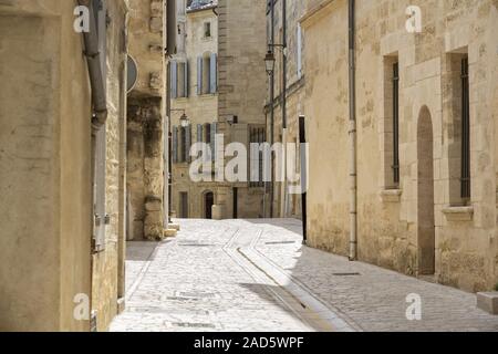 Ruelle pittoresque à Uzès, en France (Ardèche) Banque D'Images