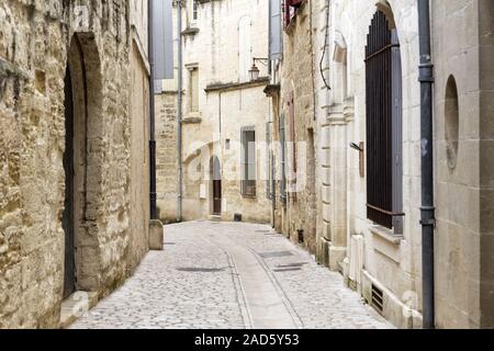 Ruelle pittoresque à Uzès, en France (Ardèche) Banque D'Images