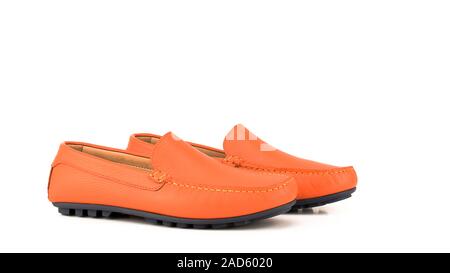 Mocassins hommes Orange isolé sur fond blanc. Banque D'Images