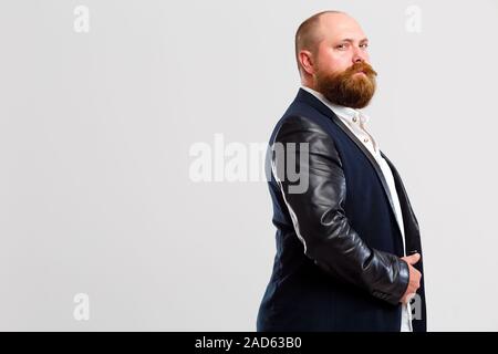 Homme à barbe se tient sur le côté Banque D'Images