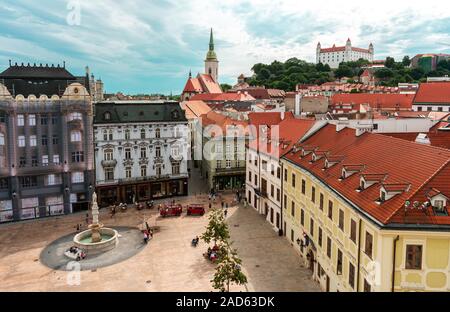 Vue aérienne de la vieille ville de Bratislava : le château de Bratislava, de la place principale et de la cathédrale Saint-Martin Banque D'Images